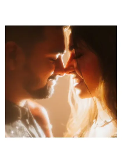 Using creative lighting techniques, I can create incredibly warm and intimate portraits. This hazy, backlit shot focuses entirely on the couple's connection, blurring everything else away.