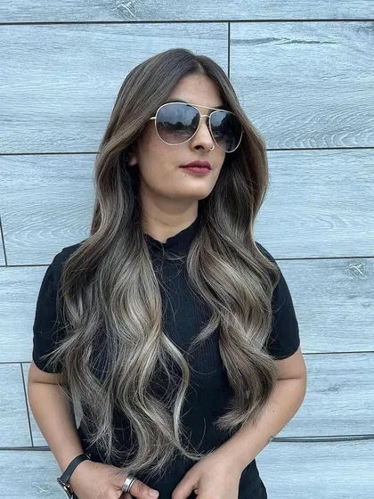 For a chic and modern look, cool-toned balayage is a fantastic choice. Here, I blended ashy and cool blonde hues to create a sophisticated style that looks fresh and stands out, especially during the summer months.