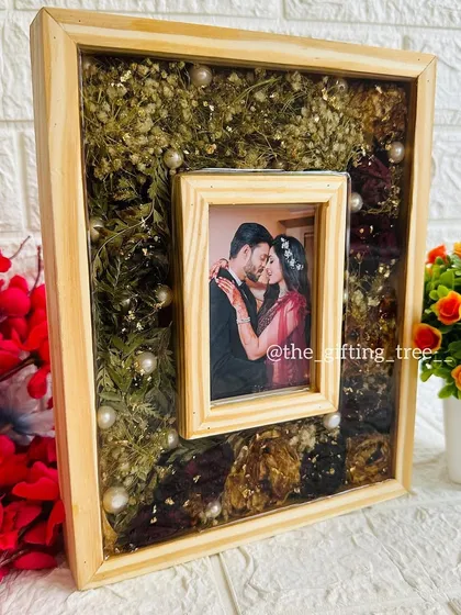 A side view of the pinewood frame, showing its thickness and the beautiful texture of the preserved flowers.