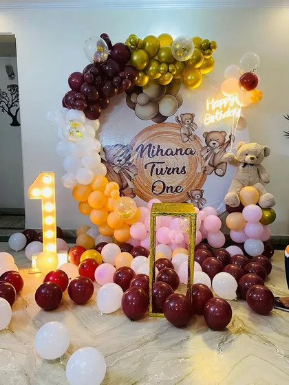 This is a duplicate of ID 29, 73, 193, 237. A classic and cute teddy bear theme for a first birthday. This setup features a custom backdrop with a wood-grain print, an organic balloon arch in earthy tones, and a light-up number '1'.
