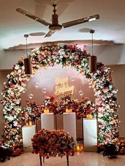 This image shows the floral birthday setup within a home environment. I can adapt my large-scale decorations to fit different types of event spaces, both large and small.