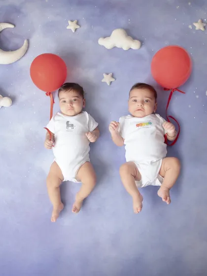 Double the joy, double the love! Photographing twins is a special experience, and I love creating fun, imaginative scenes like this one that celebrate their unique bond from the very beginning.