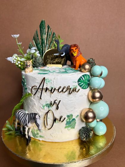 A full view of the jungle-themed cake for Arveera's first birthday. It's a joy to be a part of these special milestones and to create art that makes people happy.