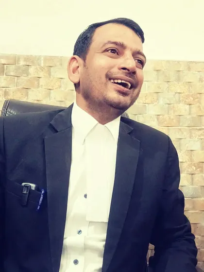 A candid, happy moment. The caption says that regret cannot change the past and worry cannot fix the future, so enjoying the present is the true happiness of life.