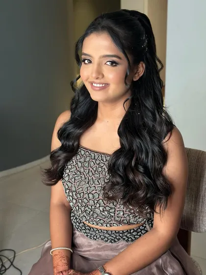 A full, bright smile. This is the kind of glam that gives you confidence and makes you feel like the star of the show.