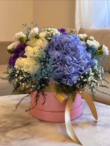 I always use the freshest flowers for my arrangements. Here you can see the vibrant colors of the hydrangea and carnations up close.