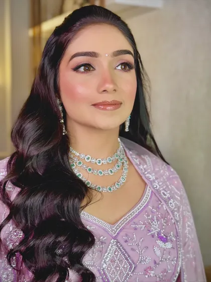 Soft glam is perfect for your engagement or reception. This look features luminous skin, soft pink eyeshadow, and defined brows, creating an ethereal glow. It’s about looking fresh, modern, and effortlessly beautiful for your pre-wedding celebrations.
