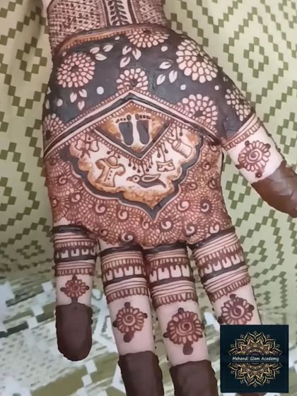 A special design for a baby shower ceremony, featuring tiny baby feet and a cradle motif in the center of the palm. It's a sweet way to celebrate the new arrival.