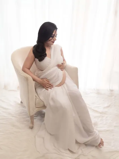 A full-length view of the custom-draped white saree, showcasing a concept that is both classic and contemporary. This is an example of how I love to experiment to create magic for my clients.