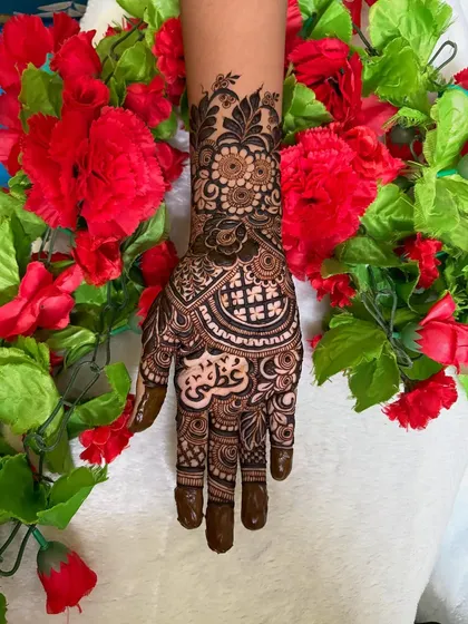 The full view of the 'Azmi' design, showing how it complements the intricate patterns.