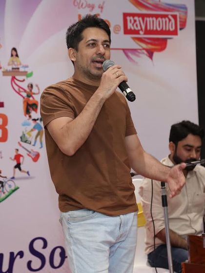 Our founder, Hitesh Rupani, addresses the attendees at the Raymond workshop, explaining the principles of Hindustani vocal technique and its benefits.