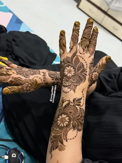 A classic floral design that flows beautifully from the wrist down to the fingers. Notice the delicate dotted chains that add a touch of elegance to the bold flowers.