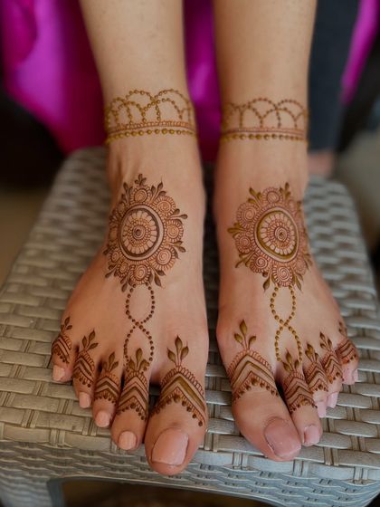 A simple and sweet mandala design for the feet. This is a great option for bridesmaids or for any festive occasion.