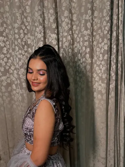 The sister of the bride, looking chic and modern in a grey-toned lehenga.