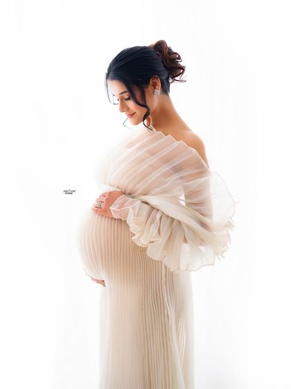 A serene and angelic portrait. The soft light and the mamma's gentle expression make this shot so peaceful and beautiful.