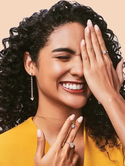 This look is all about a sunny, fresh glow. The makeup is minimal and radiant, paired with natural curls for a carefree yet put together style.
