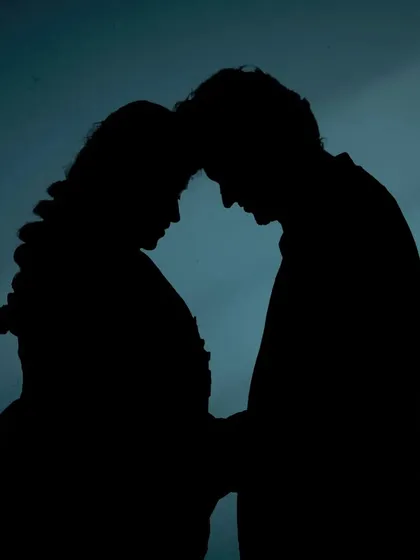 Maternity photography can be artistic and emotional. I use techniques like this silhouette shot to create a timeless and intimate portrait of the expecting couple, focusing on their bond before the baby arrives.