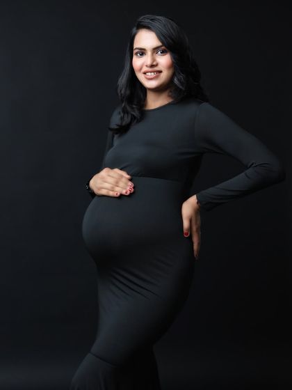 A beautiful smile from the mom-to-be. In my minimalist sessions, I guide you through simple poses that feel natural and capture your genuine happiness.