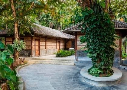 The service buildings and entrance foyer are designed with the same care and materials as the main villas, ensuring a cohesive architectural language throughout the property.