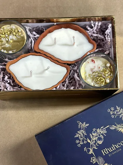Introducing our 'Shell Paradise' hamper. This affordable set includes two tera shell candles and two mini golden candles, all in our signature Rhuhee box.