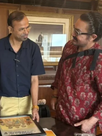 A moment of mutual appreciation as Aamir Khan ji looks over the "Sitaare Zameen Par" artwork.