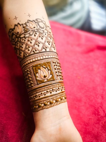 A close-up of the fresh henna paste, showing the natural brownish-green color of my organic cones. Here, I'm filling in a lotus motif.