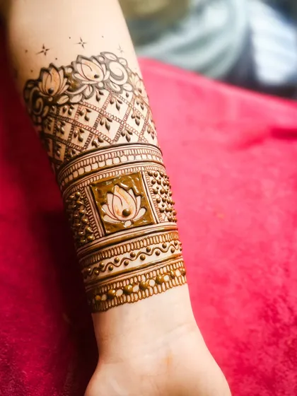 A close-up of the fresh henna paste, showing the natural brownish-green color of my organic cones. Here, I'm filling in a lotus motif.