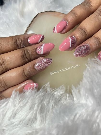 This photo, with the nails resting on a stone, highlights the texture of the glitter nail against the smooth finish of the others. A beautiful and creative set.
