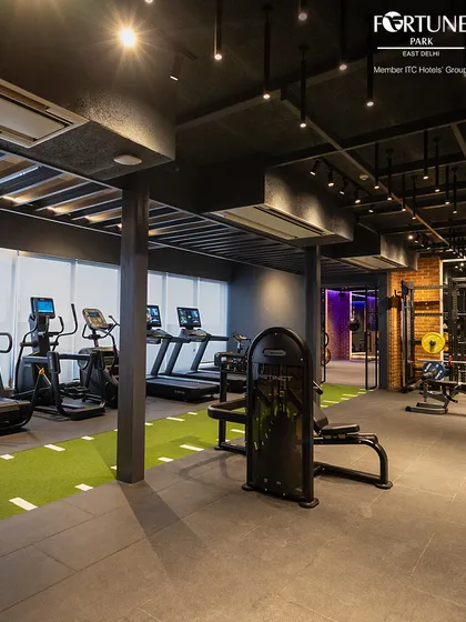 This view shows the layout of the gym, combining cardio equipment, machine weights, and open space. It is designed to be functional and accessible 24 hours a day for your convenience.