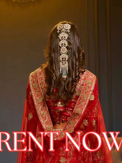 Elevate your hairstyle with our beautiful rental hair accessories. This elegant matha patti with a side chain, known as a 'sheeshpatti', is perfect for a regal bridal look.