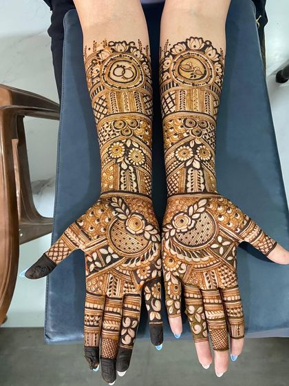 Intricate Bridal Mehendi photo 53