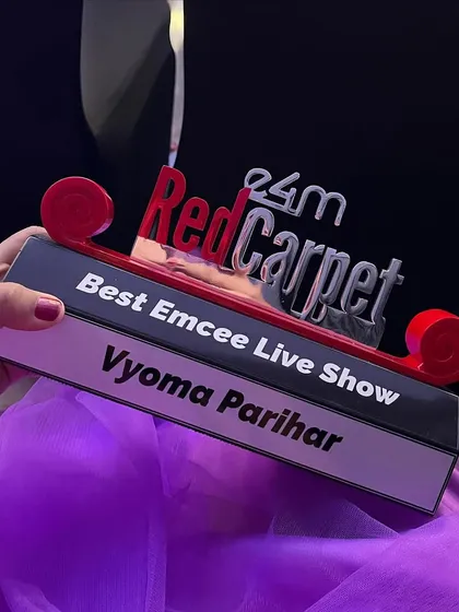 Mehnat zindabaad! Another prestigious award in a year. This E4M Red Carpet award means the world to me.