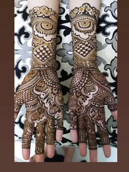 This design has a very regal feel, with dome-like patterns on the wrists and a mix of fine lines and bold shapes on the hands.