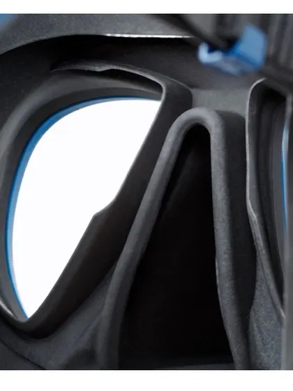 A detailed view of the inner membrane of the Cressi Quantum mask. This soft silicone barrier is the key to its patented anti-fog system, trapping moisture before it reaches the lenses.