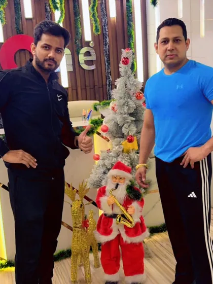 A trainer and member give a thumbs up next to the Christmas decorations. We believe fitness and fun go hand in hand, especially during the festive season.