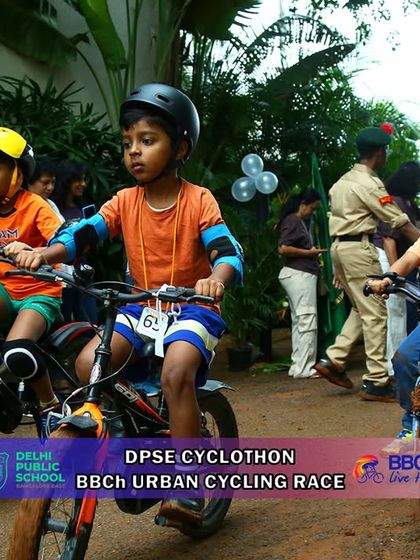 Young competitors navigate the start of the race with focus. Our youth categories are divided by age to ensure fair competition for everyone from age 6 upwards.