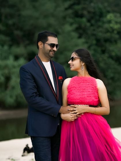 A sweet and stylish pre-wedding portrait. The fringed texture of this pink gown adds a unique and fashionable detail to the photos.