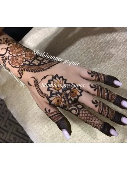 A simple and elegant asymmetrical design. The main pattern flows diagonally across the back of the hand, creating a graceful and contemporary look.
