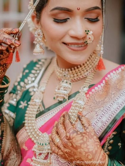 Unique caption for media id 139 describing the specific jewellery and look.