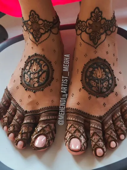 Don't forget your feet! This design features a central floral mandala, with delicate patterns on the toes and a beautiful chain-like design around the ankle, completing the head-to-toe bridal look.