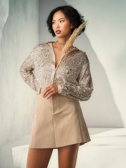 This image combines a soft, textured projection with equally soft lighting on the model. It's a great example of creating a gentle, harmonious composition where every element works together.
