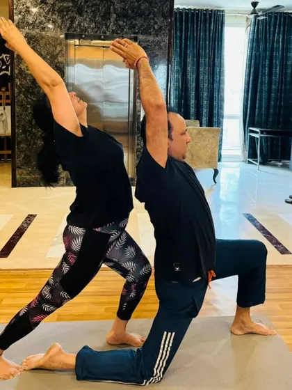 Healing is better together. Here is a snapshot from a personal home visit session, where I guide a couple through partner yoga. This practice not only improves flexibility and strength but also builds a deeper connection.