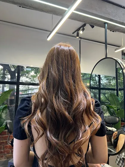 The same absolute brown hair, showing how the waves and layers work together to create a full and dynamic style.