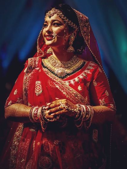 The dramatic lighting highlights the intricate details of the bridal jewellery. This rental set ensures you look breathtaking from every angle.