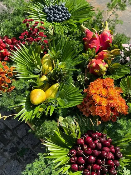 Flowers and fruits, my style. This hamper is a piece of art, with vibrant cherries, dragon fruit, and mangoes nestled amongst tropical leaves and flowers. It’s a healthy and beautiful gift for any occasion.