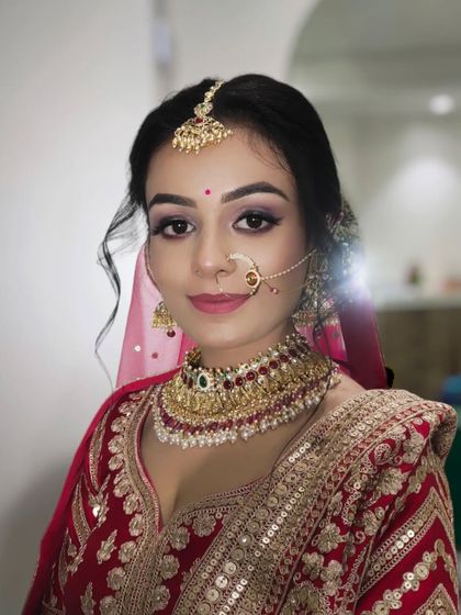 A bright and happy portrait. The makeup is fresh and luminous, making her skin glow.