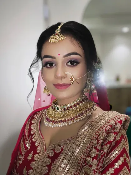 A bright and happy portrait. The makeup is fresh and luminous, making her skin glow.