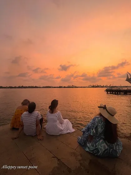 This is the moment it all becomes worth it. Watching the sunset in Alleppey with new friends who feel like old souls. My trips are about finding these pockets of peace and connection.