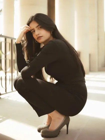 A clean, classic portrait using architectural pillars and natural light. This shot demonstrates how I use strong composition and simple backgrounds to create elegant, professional portraits with a focus on the subject.