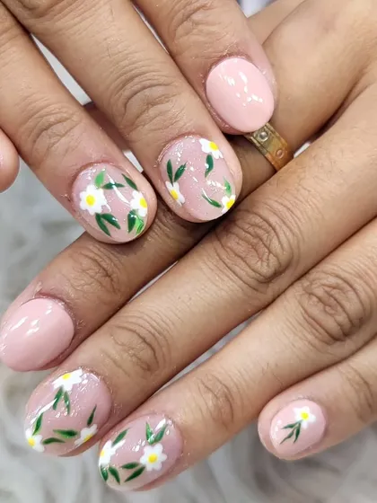 A sweet and simple design for shorter nails. Our artist hand-painted these delicate daisy chains over a natural, sheer pink base for a fresh and subtle look.